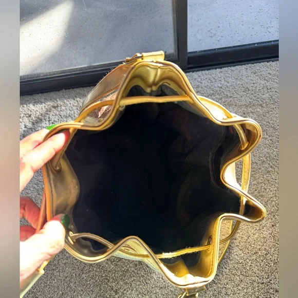 Château Vintage Leather Bucket Bag Lion Medallion - Picture 11 of 17